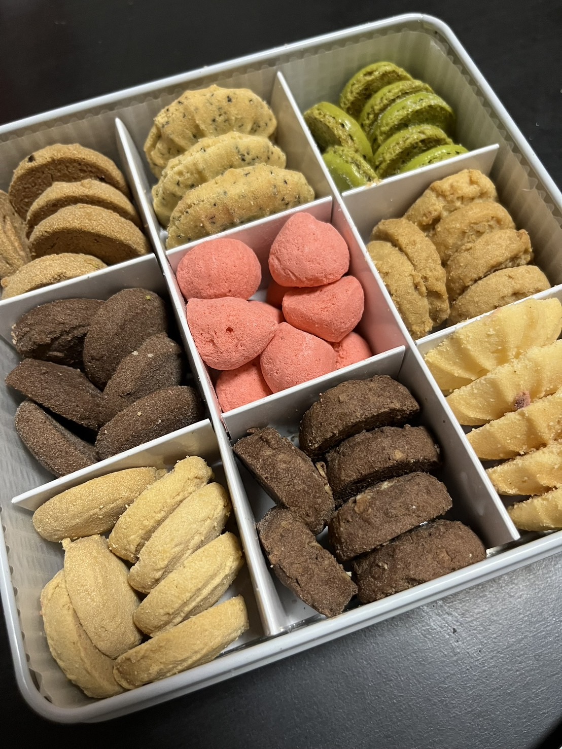 サダハルアオキ クッキー缶